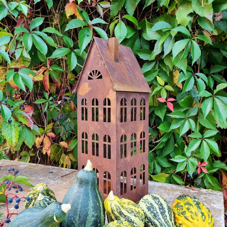 Metalowy domek lampion pokryty rdzą