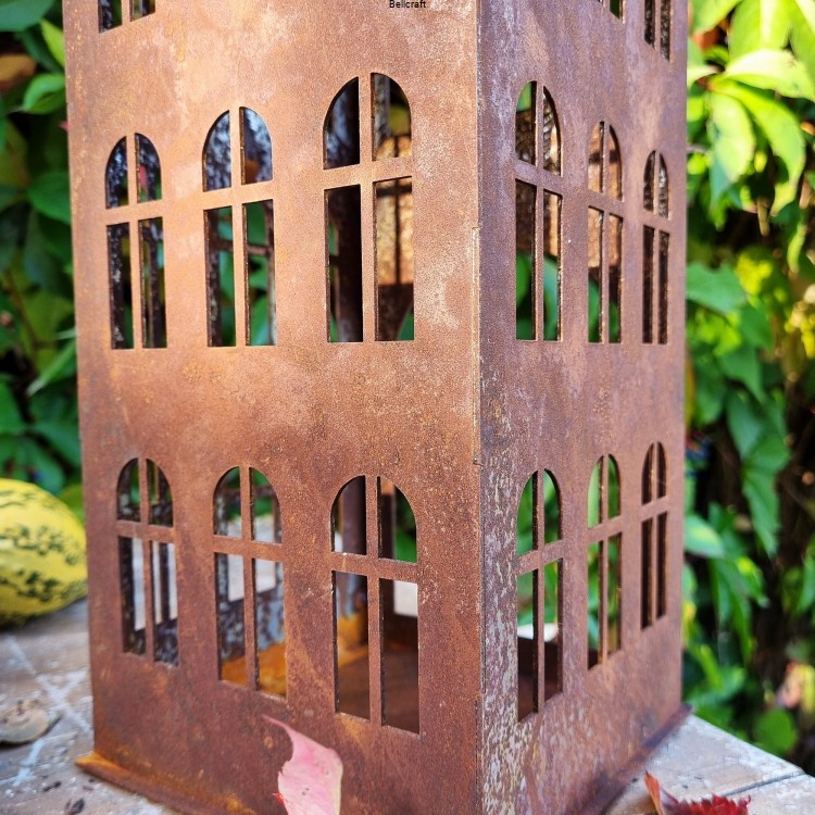 Metalowy domek lampion pokryty rdzą