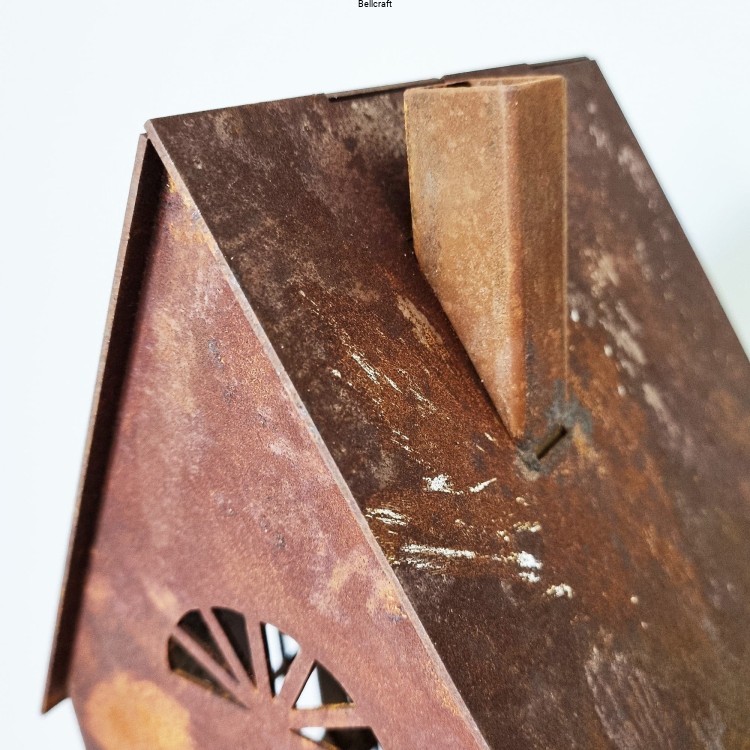 Metalowy domek lampion pokryty rdzą