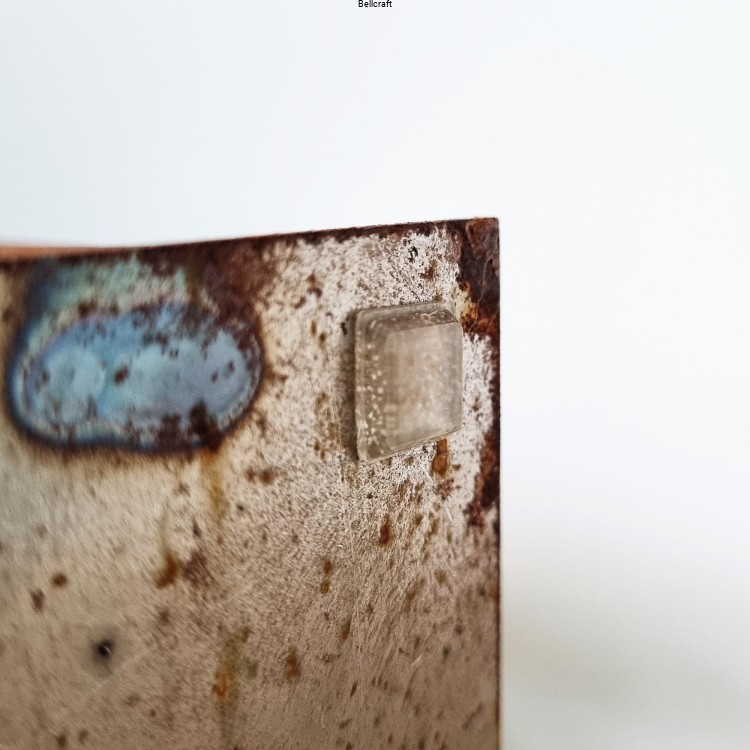 Metalowy domek lampion pokryty rdzą