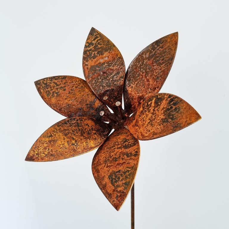 Lilia - duży przestrzenny kwiat z metalu (1)