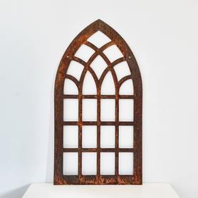 Okno gotyckie - oryginalna ozdoba ogrodu