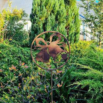 Świąteczne dzwonki - ogrodowa dekoracja z metalu