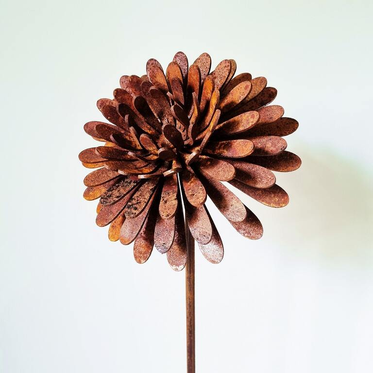 Chryzantema - okazały przestrzenny kwiat z metalu